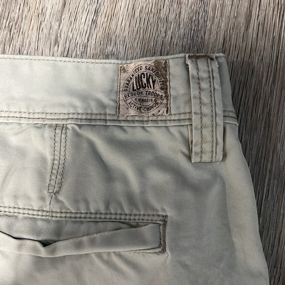 Lucky Brand Rescue Troops Do Your Part Lucky Active Chinos - Picture 9 of 16
